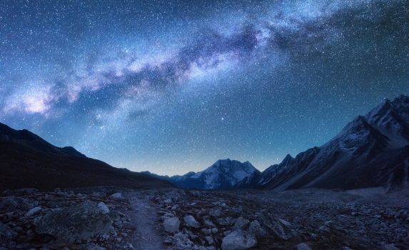 ネパールの山々と星空　幻想的な風景