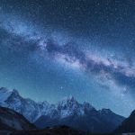 満天の星空とヒマラヤの峰々