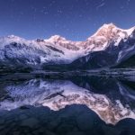 夜のヒマラヤ山脈と湖