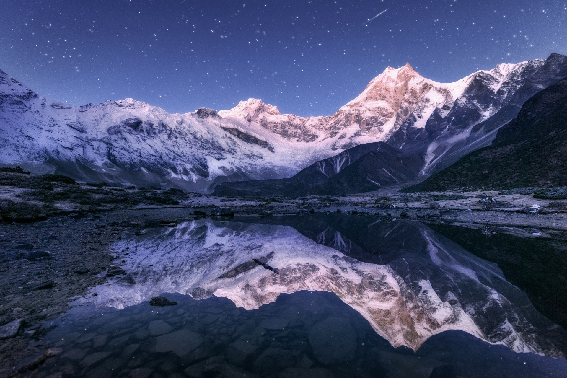 夜のヒマラヤ山脈と湖