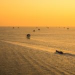 夕暮れの海　竹のコテージ