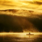 早朝の黄金の湖
