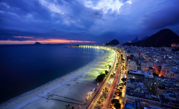 リオデジャネイロ　夜のコパカバーナビーチ　ブラジルの風景