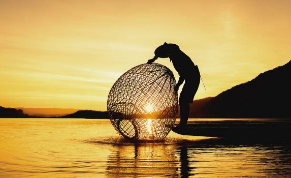 メコン川と朝日と漁師