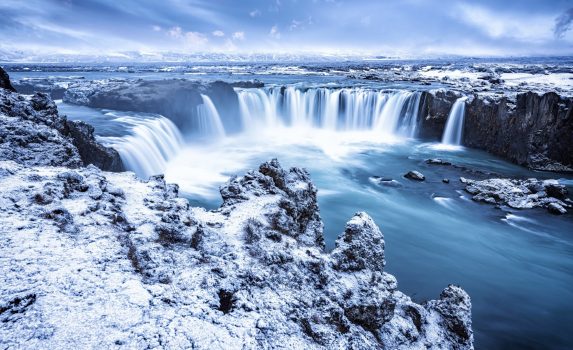 冬のゴーザフォス　アイスランドの風景
