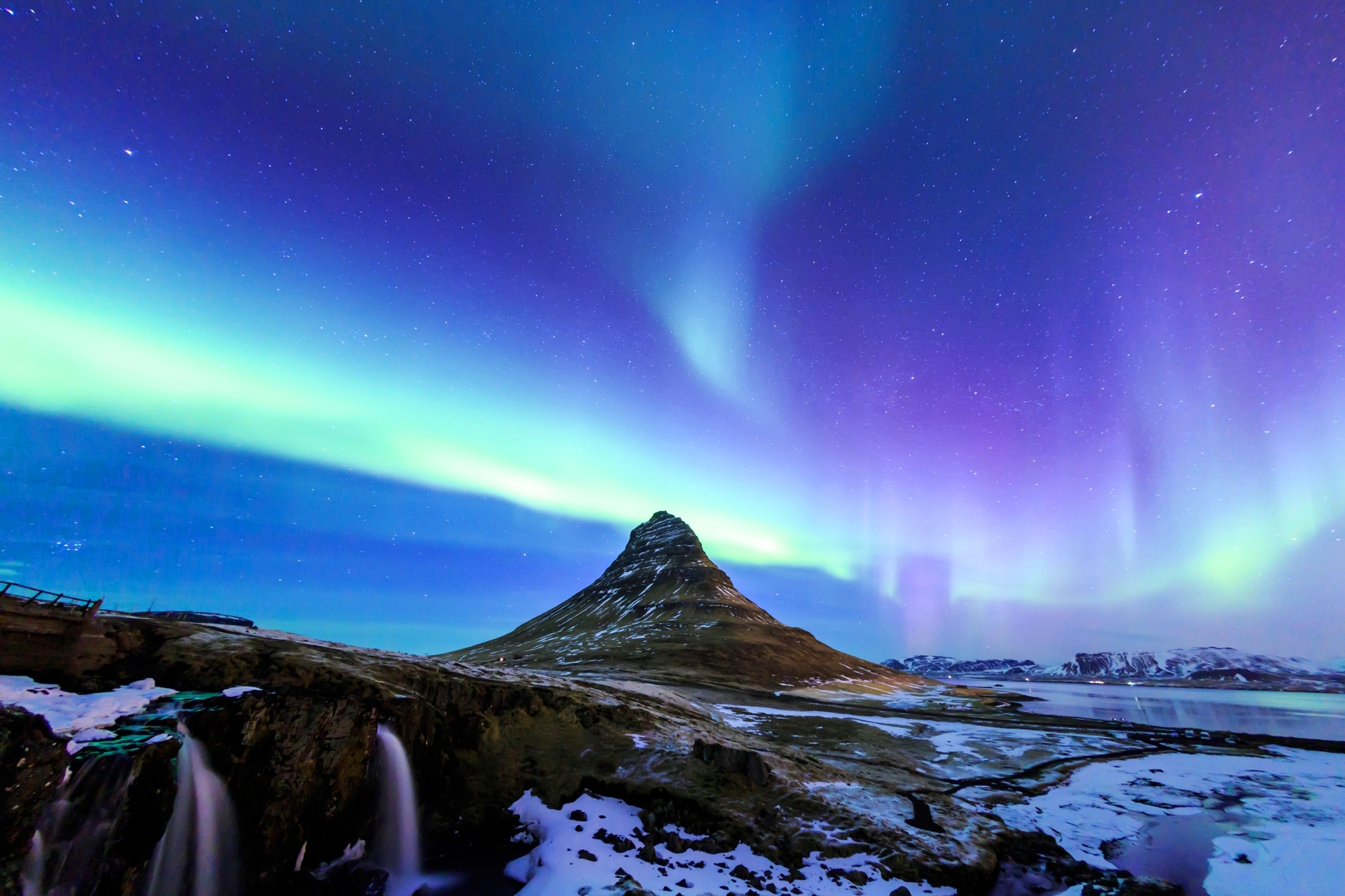 アイスランド　カークワフェル山とオーロラ　アイスランドの風景