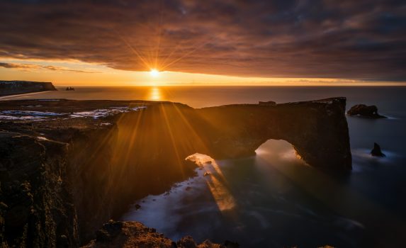 ディルホゥラエイの日の出の風景 　アイスランドの風景