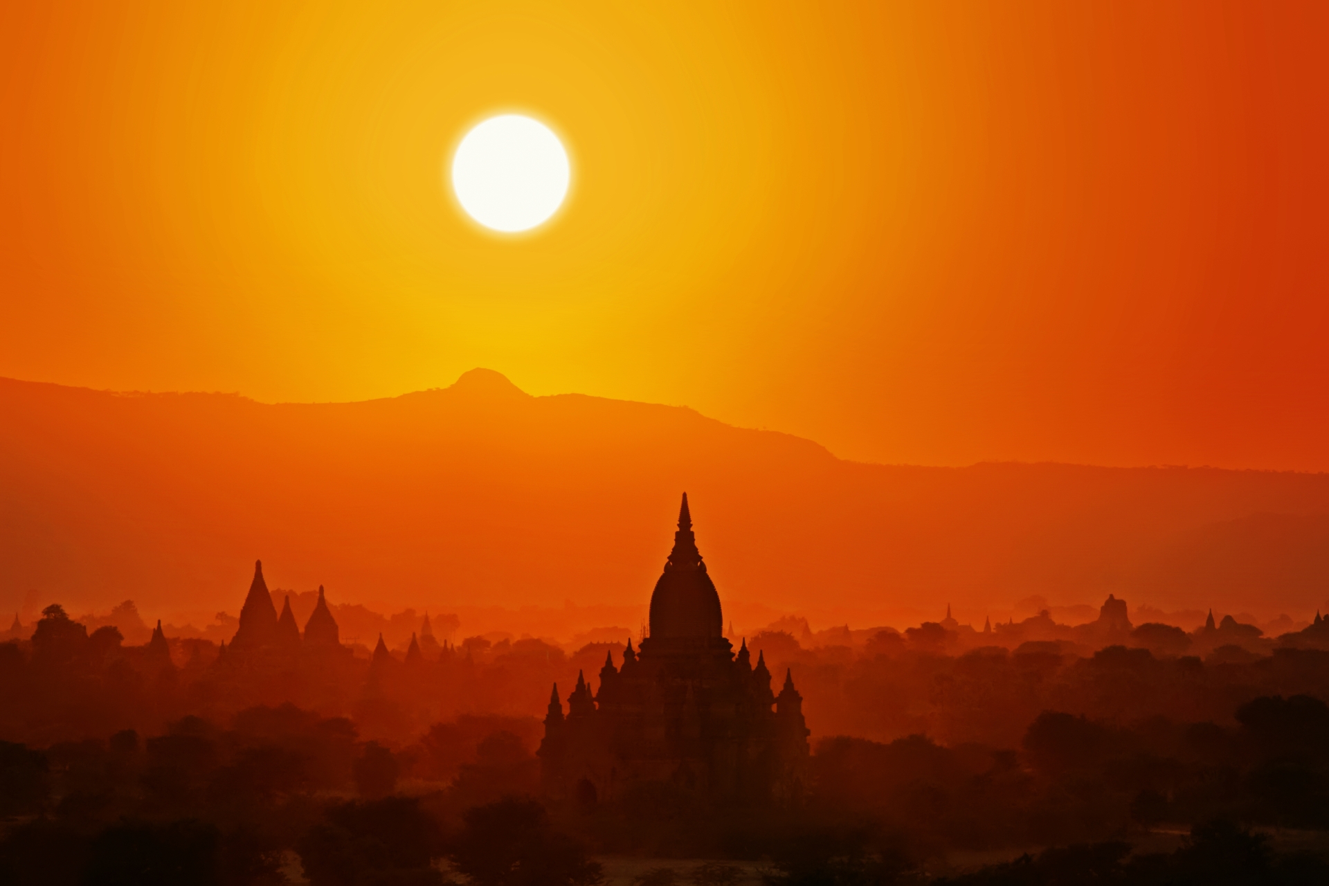 バガンの夕焼け　ミャンマーの風景