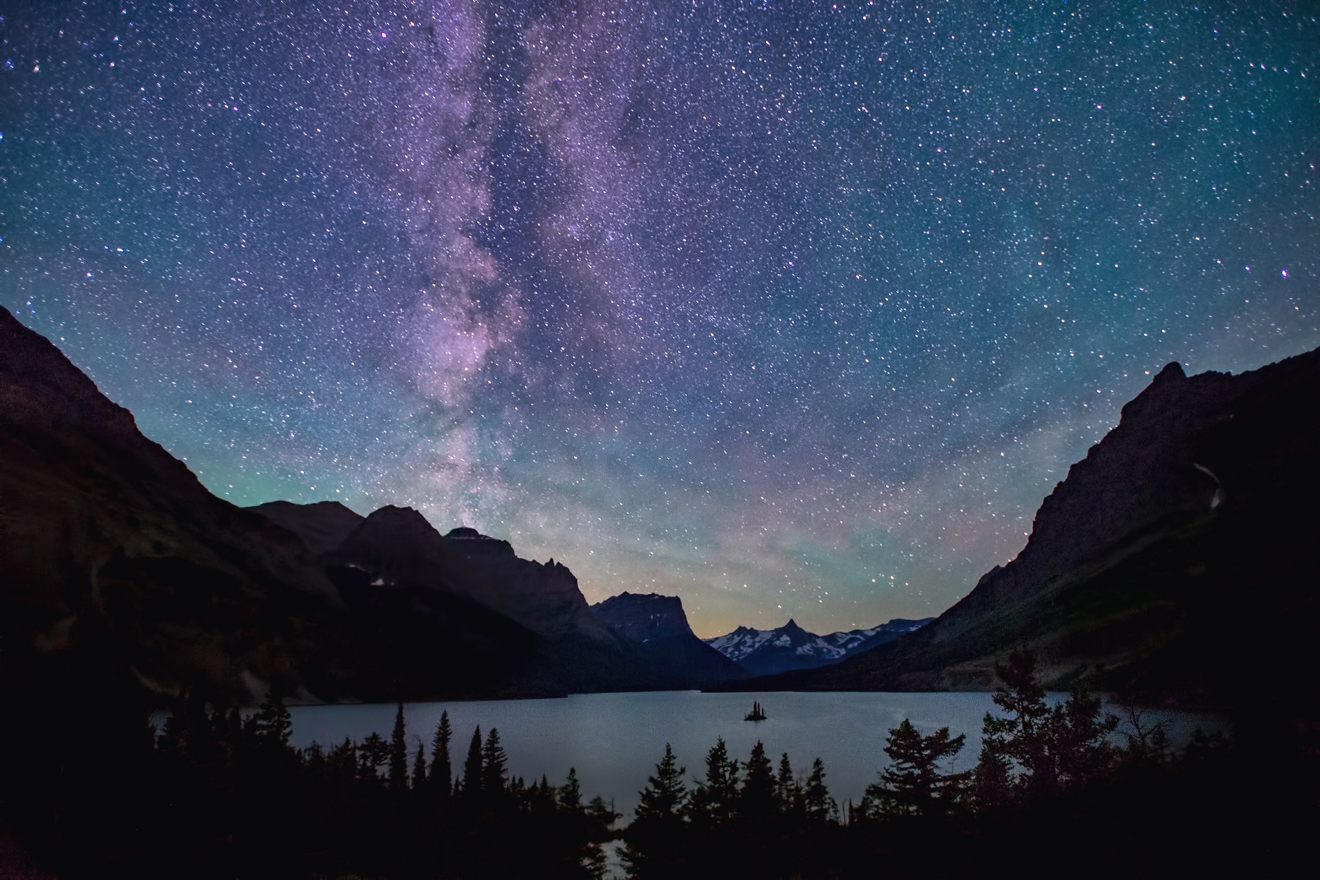 夏の夜のモンタナ州グレイシャー国立公園、セントメリー湖の上の天の川