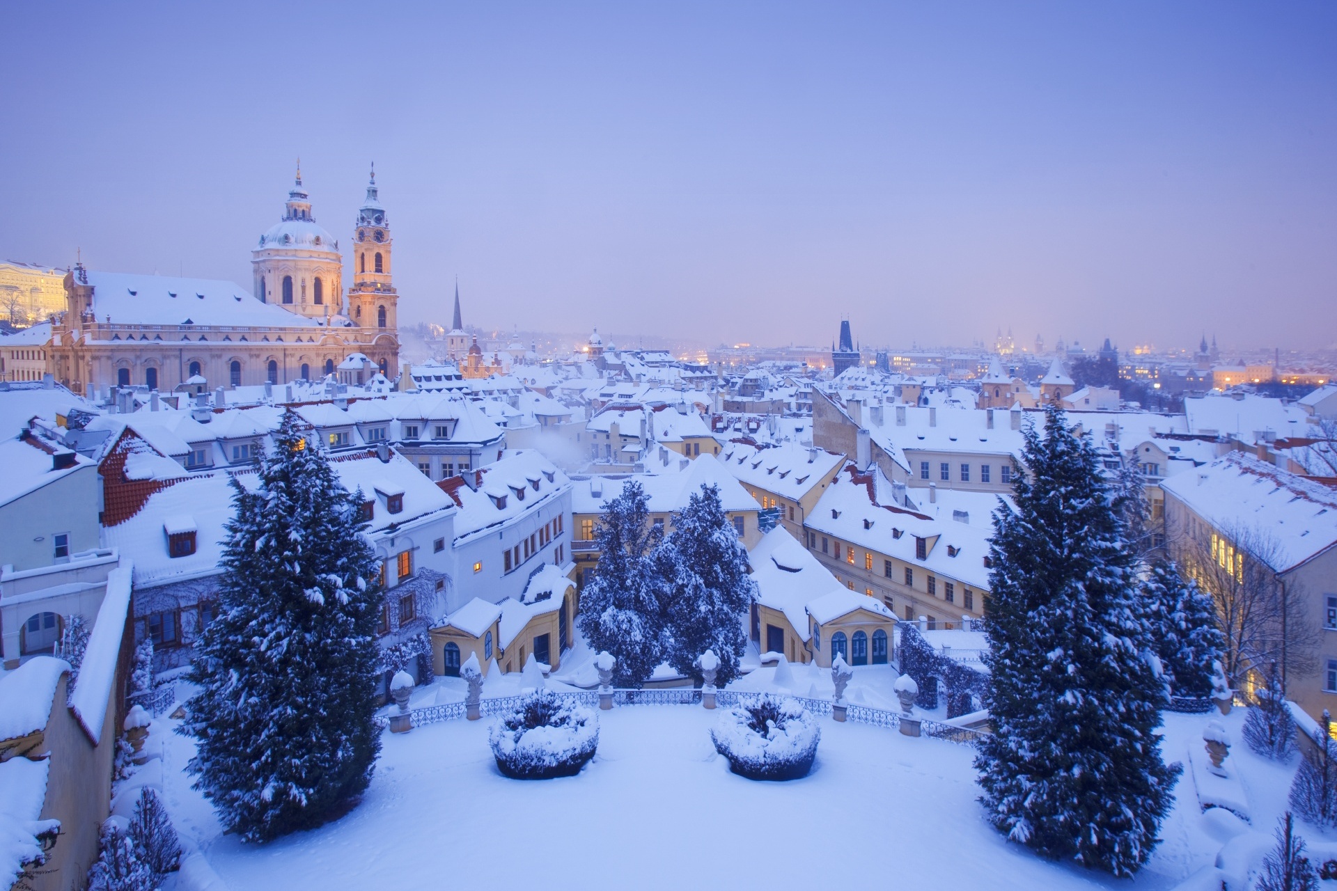 雪のプラハ　聖ニコラス教会とマラー・ストラナの風景