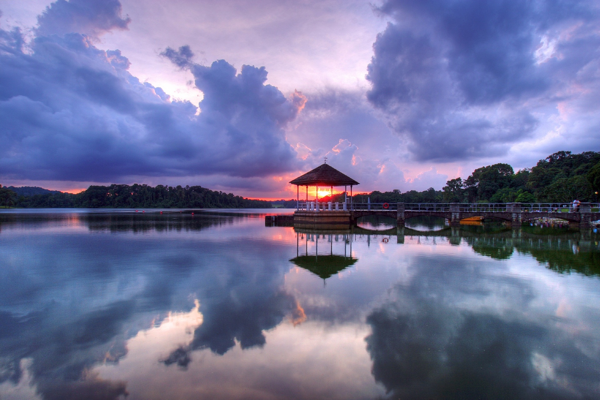 日没のローワー・パース貯水池　シンガポールの風景