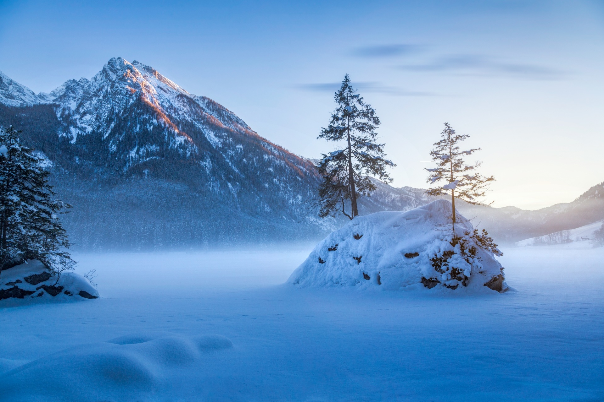 ドイツ　バイエルンの美しい冬の山の風景