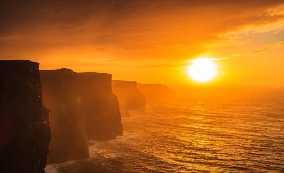 モハーの断崖と夕日　アイルランドの風景