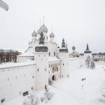 ロシアの町ロストフの歴史的な中央広場、鐘楼と大聖堂