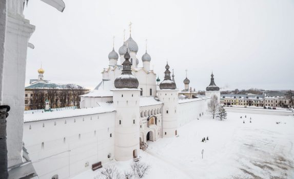 ロシアの町ロストフの中央広場　鐘楼と大聖堂　ロシアの風景