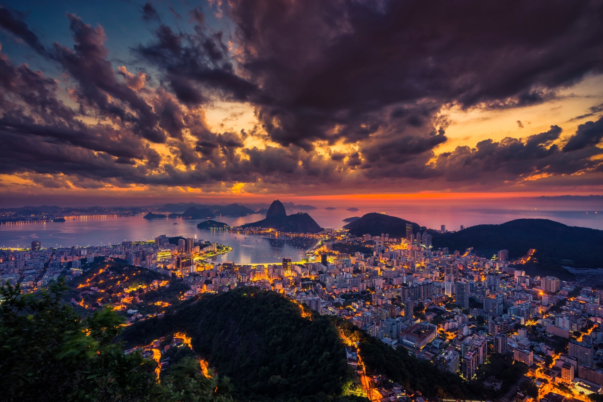 日の出のリオデジャネイロの風景