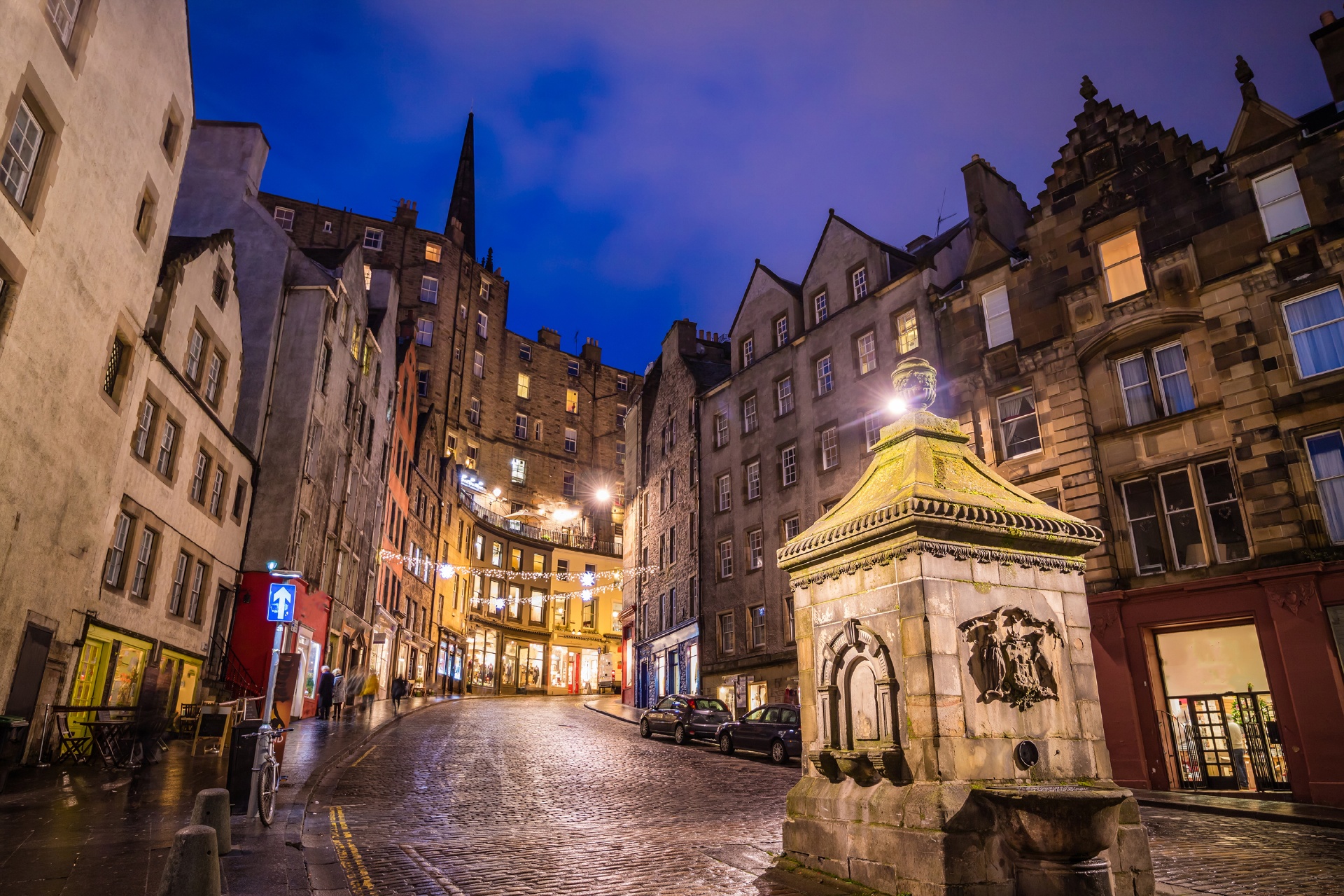 スコットランド　エジンバラの歴史的な旧市街の通りの風景