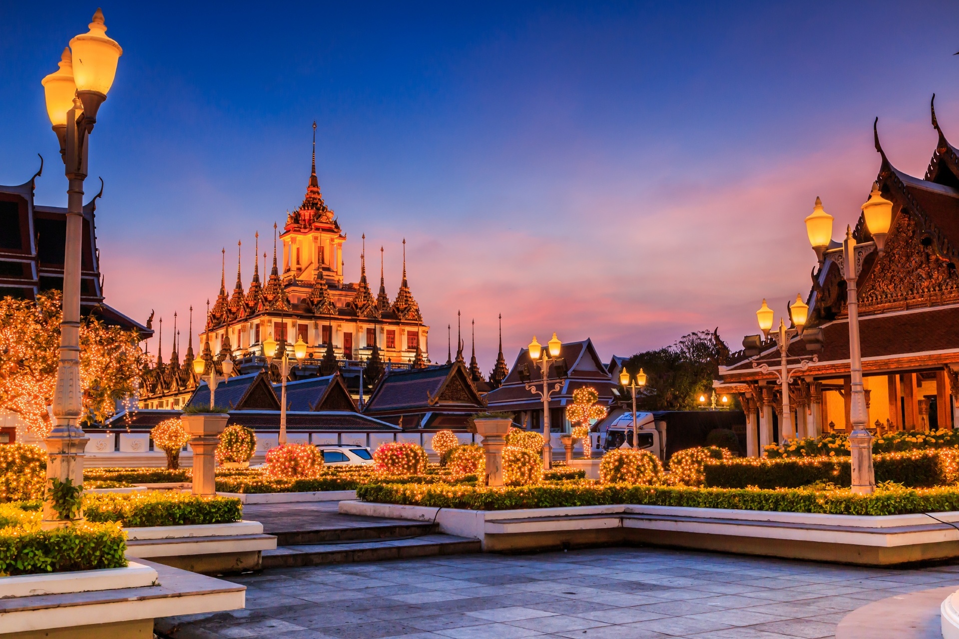 タイ　バンコク　薄明のワット・ラチャナダー　タイの風景