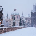 冬のカレル橋　雪の朝　プラハ、チェコ