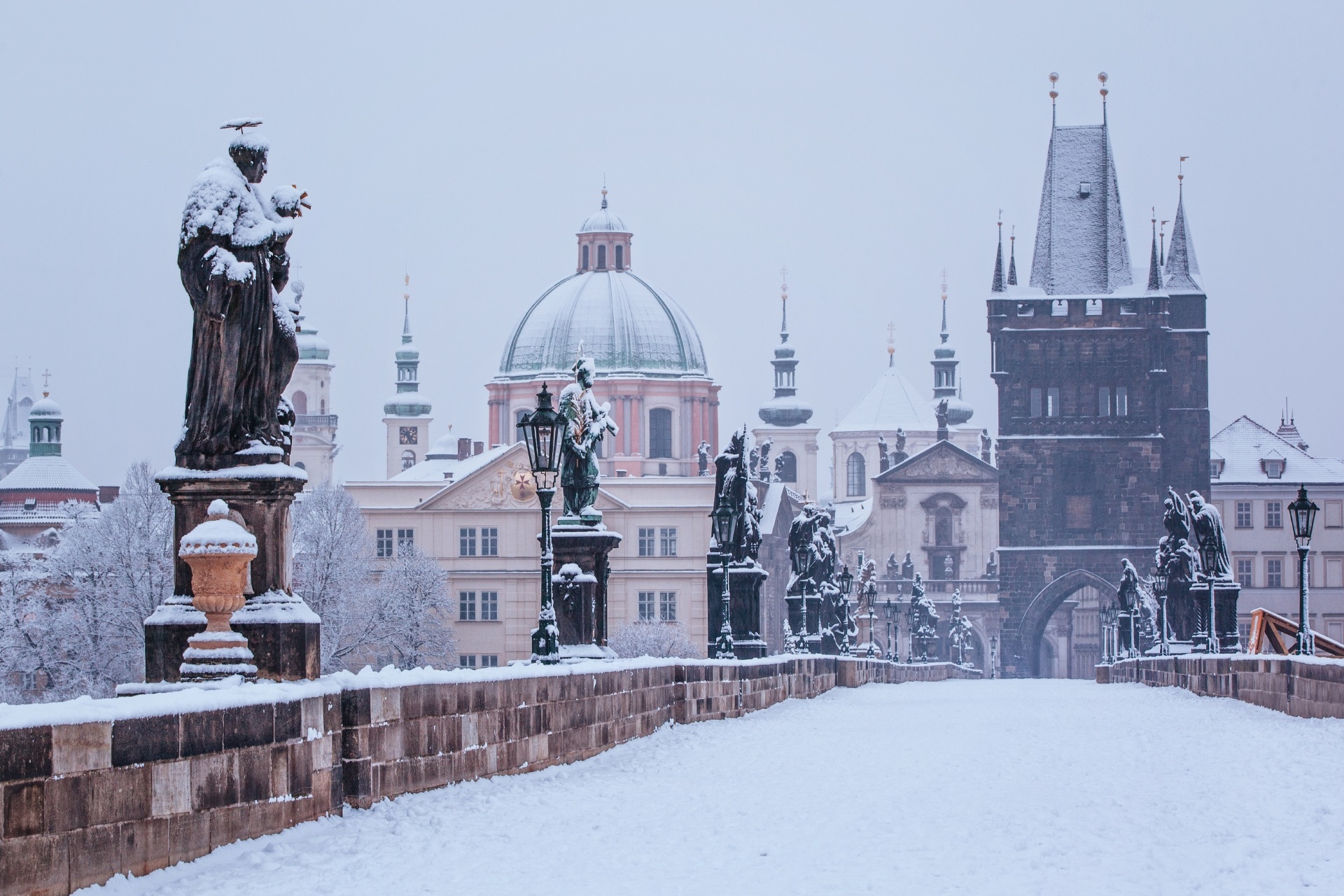 冬のカレル橋　雪の朝　プラハ　チェコの風景
