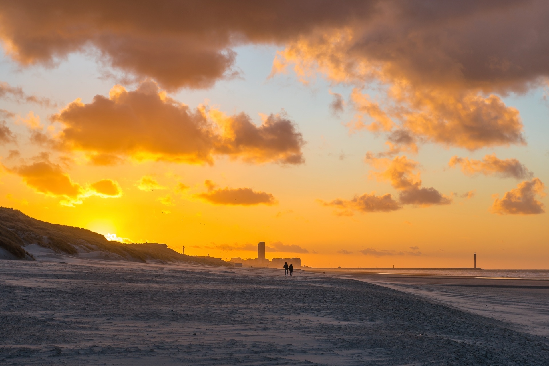 ベルギー　ウェスト＝フランデレン　オーステンデ 　日没の北海の浜辺の風景　ベルギーの風景