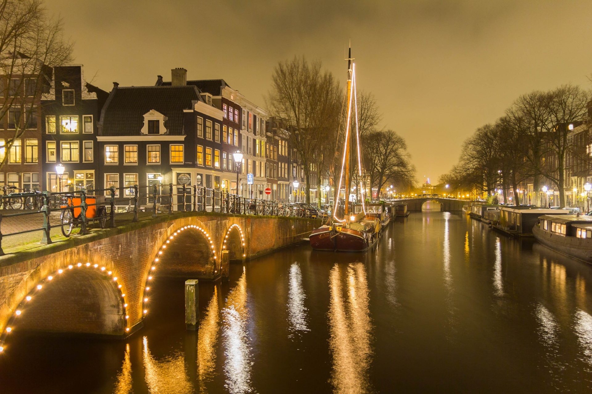 夜のアムステルダム　運河と橋の風景