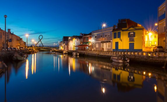 アヴェイロの運河と夜の風景　ポルトガルの風景
