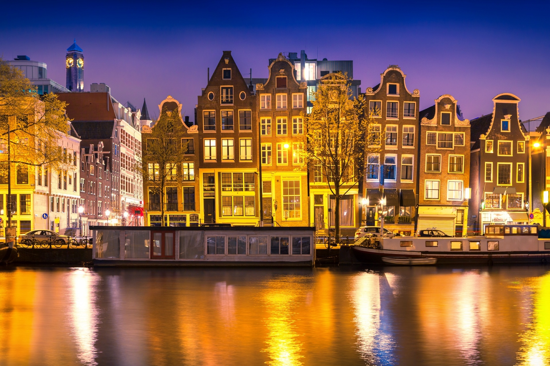 アムステルダムの穏やかな夜の風景　オランダの風景