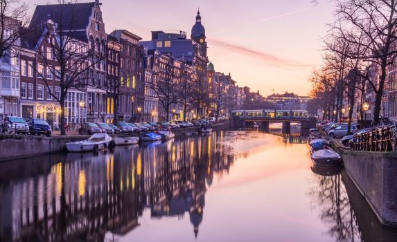 オランダ　アムステルダム　朝のカイゼルスグラハト運河　オランダの風景