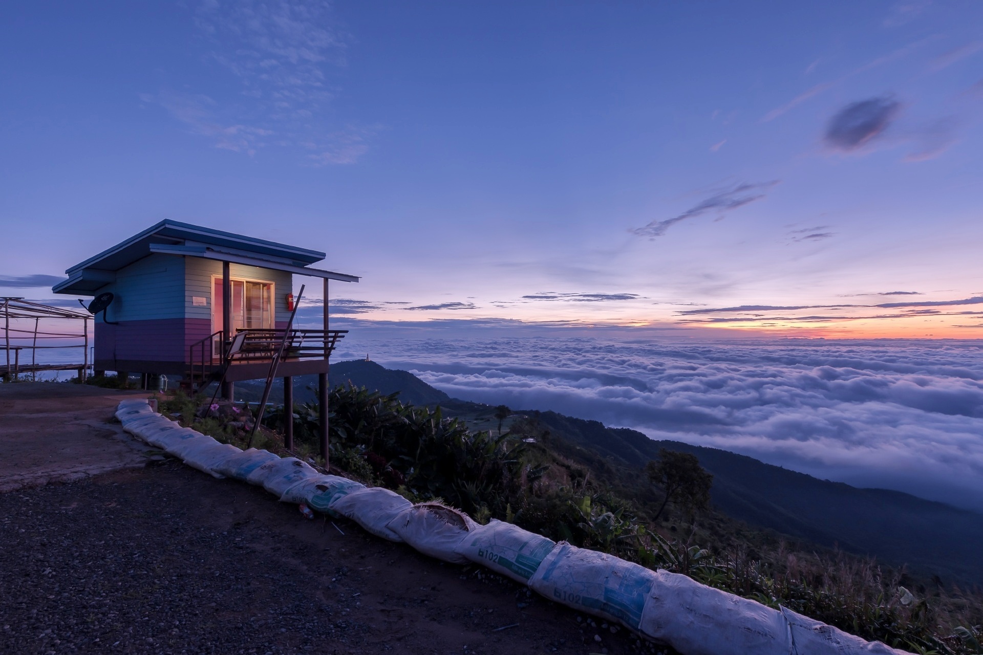 タイの「スイス」ペッチャブーンの高原で見る朝の雲海の風景