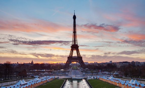 朝のエッフェル塔　早朝のパリの風景　フランスの風景