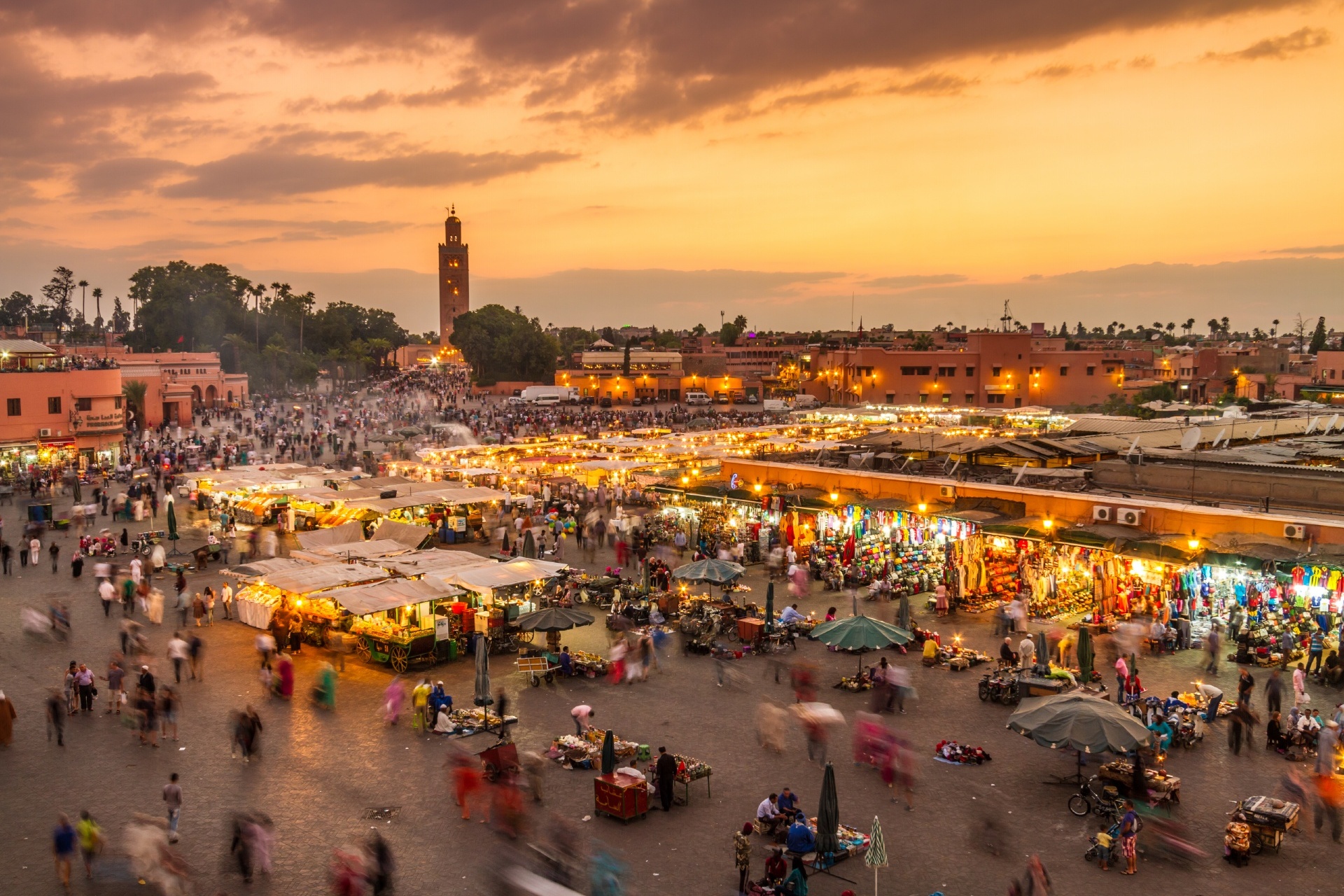 モロッコ　マラケシュ　ジャマ・エル・フナ広場の夕暮れの風景