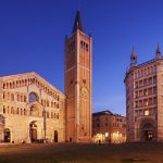 夕暮れのパルマ大聖堂（ドゥオーモ）と洗礼堂　イタリア　エミリア・ロマーニャ