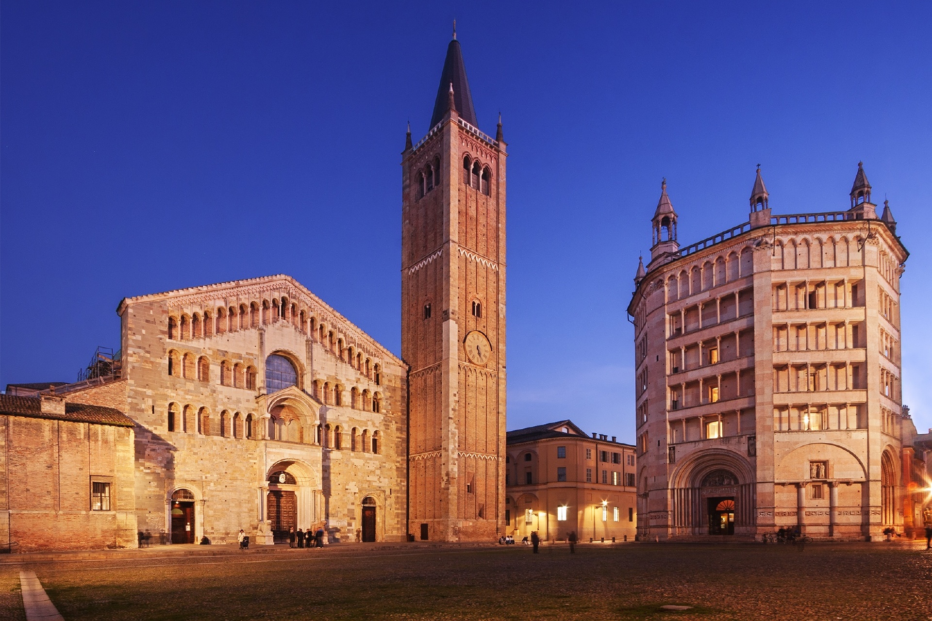 夕暮れのパルマ大聖堂と洗礼堂　イタリアの風景