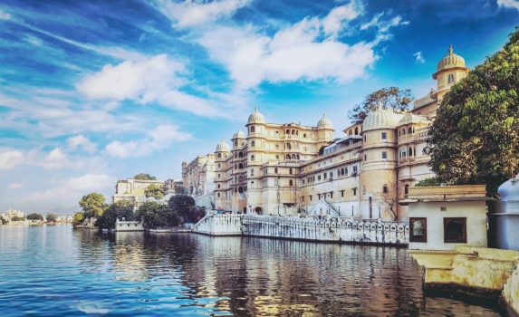 マハーラーナー宮殿とピチョーラー湖　インドの風景
