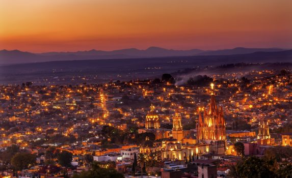 ライトアップされたパロキア教会とサン・ミゲル・デ・アジェンデの町並み　メキシコの風景