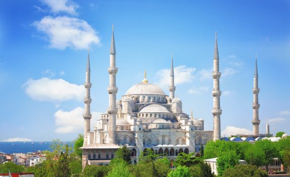 晴れた夏の日のスルタンアフメト・モスク（ブルー・モスク）　イスタンブール　トルコの風景