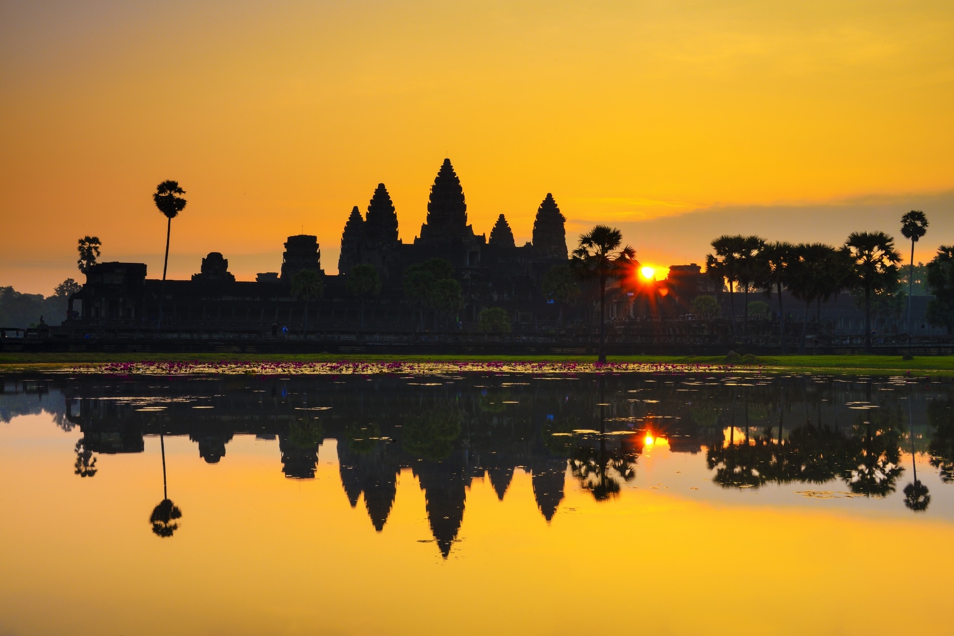 カンボジア、シェムリアップ　アンコールワットの日の出の風景