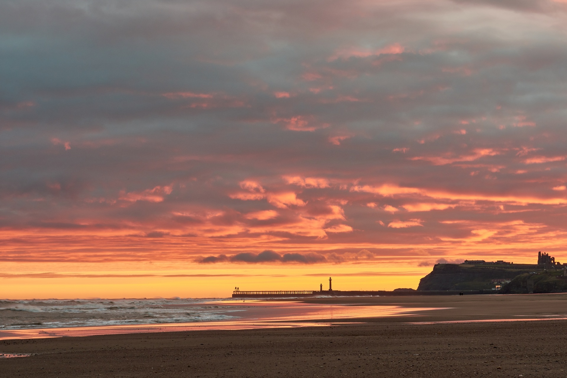 ヨークシャーの浜辺の朝の風景　イギリスの風景