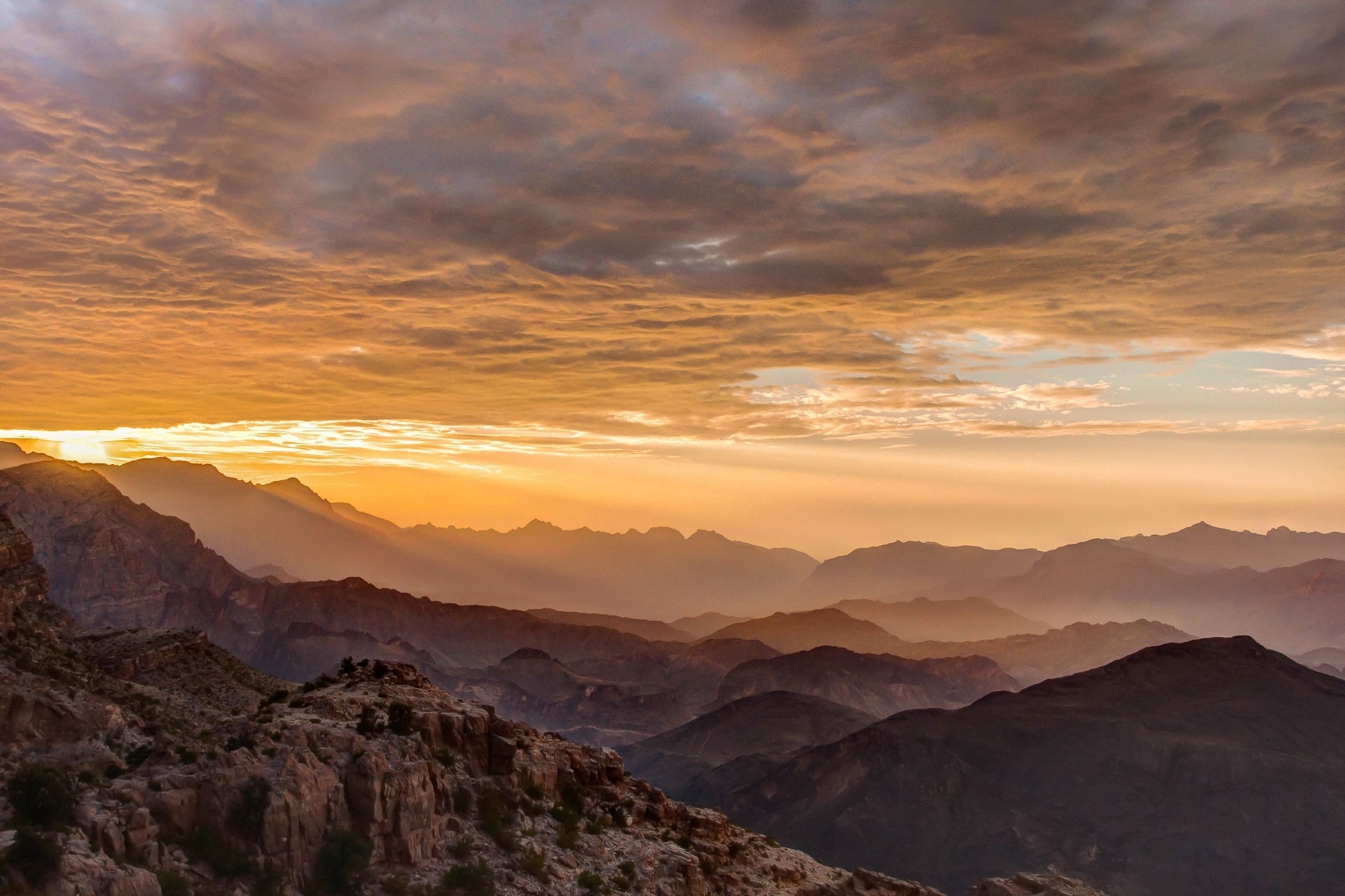 ハジャル山地の夕焼け　オマーンの風景