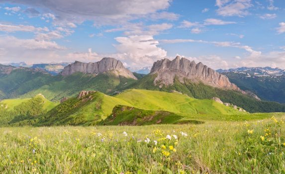 ボリショイ・タク山とコーカサス山脈の風景　ロシアの風景