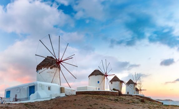 「風の島」ミコノス島の朝と伝統的な風車のある風景　　ギリシャの風景