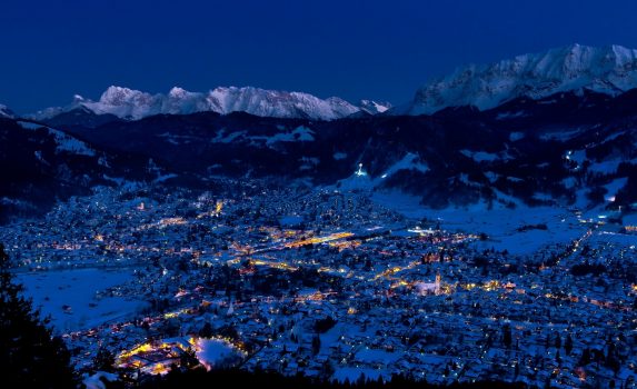 冬の夜のガルミッシュ=パルテンキルヒェンの風景　ドイツの風景
