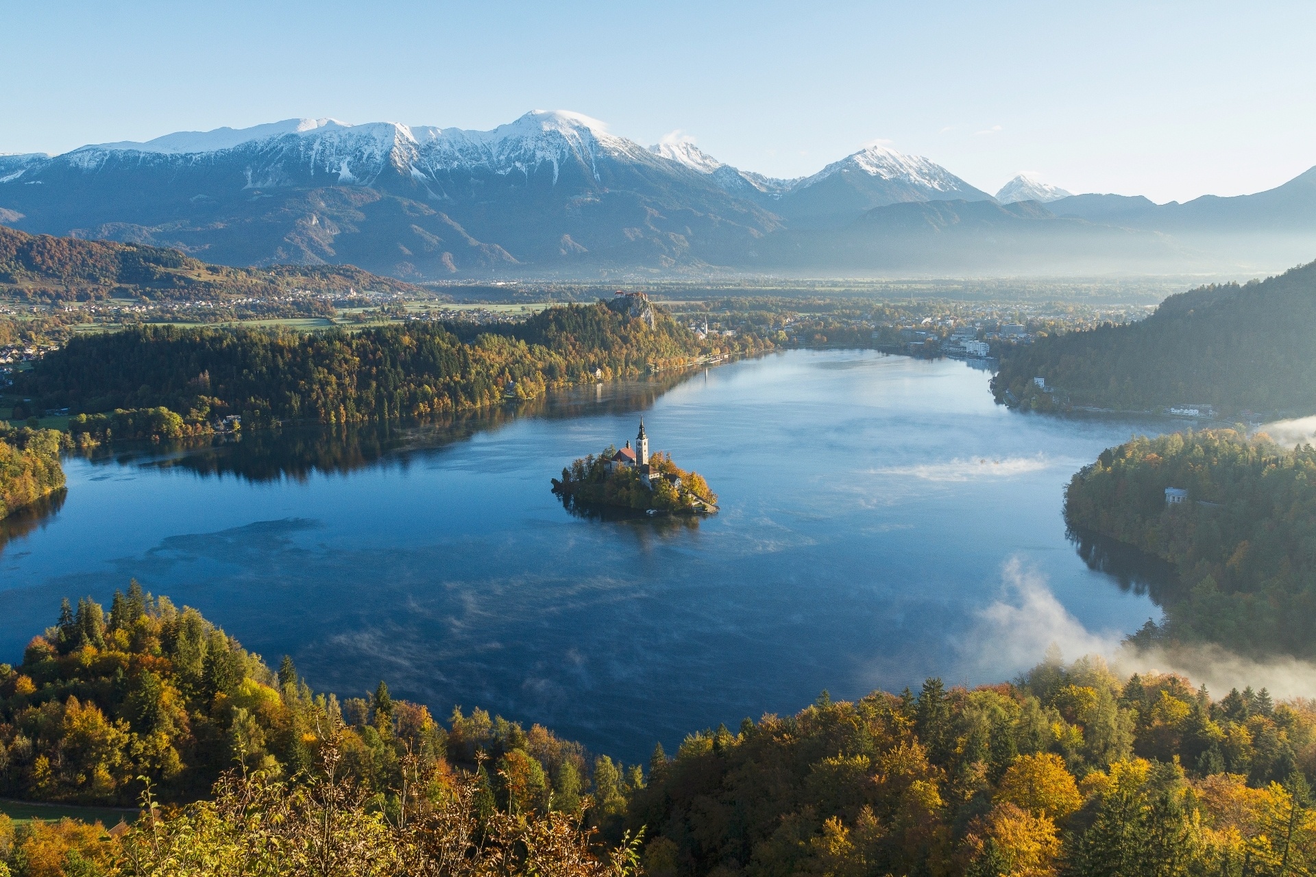 秋の朝のブレッド湖　スロベニアの風景