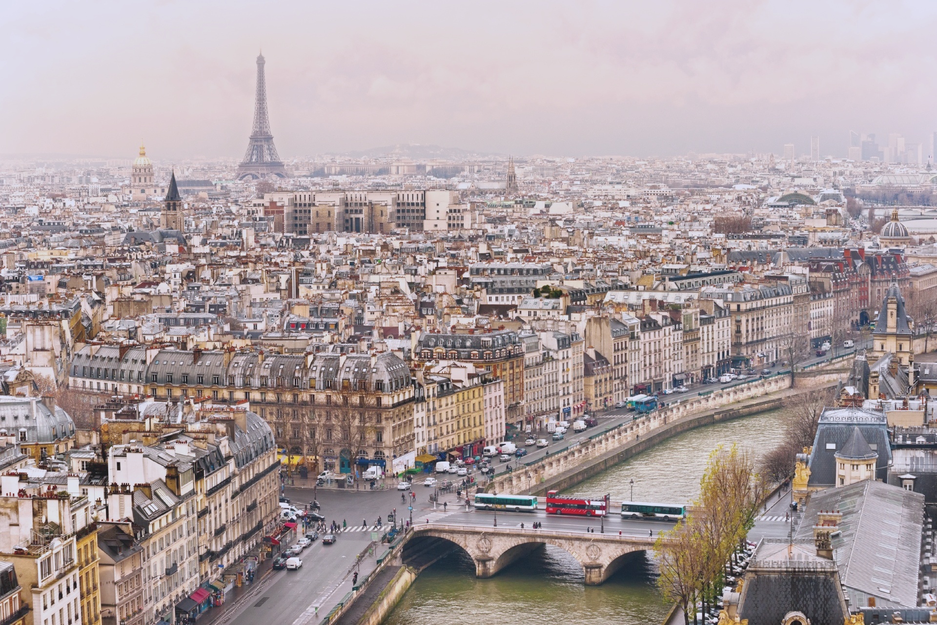 エッフェル塔とパリの町並み　フランスの風景
