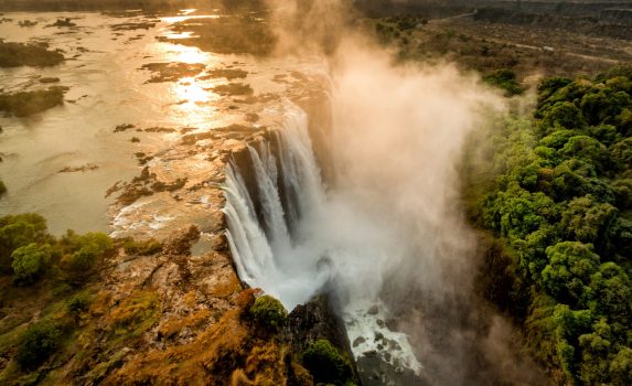 朝の光の中のビクトリア滝　アフリカの風景