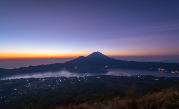 早朝のバトゥール山　インドネシアの風景