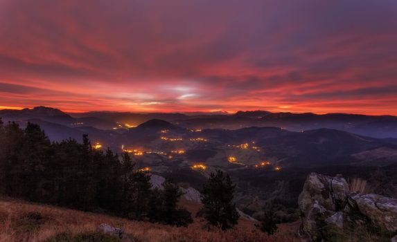 バスク　秋の日の出の風景　スペインの風景