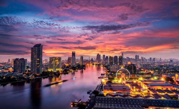 朝焼けのバンコクの町並み　タイの風景