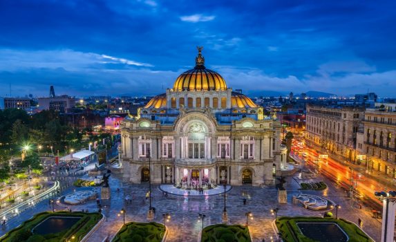夕暮れのベジャス・アルテス宮殿　メキシコ・シティ　メキシコの風景